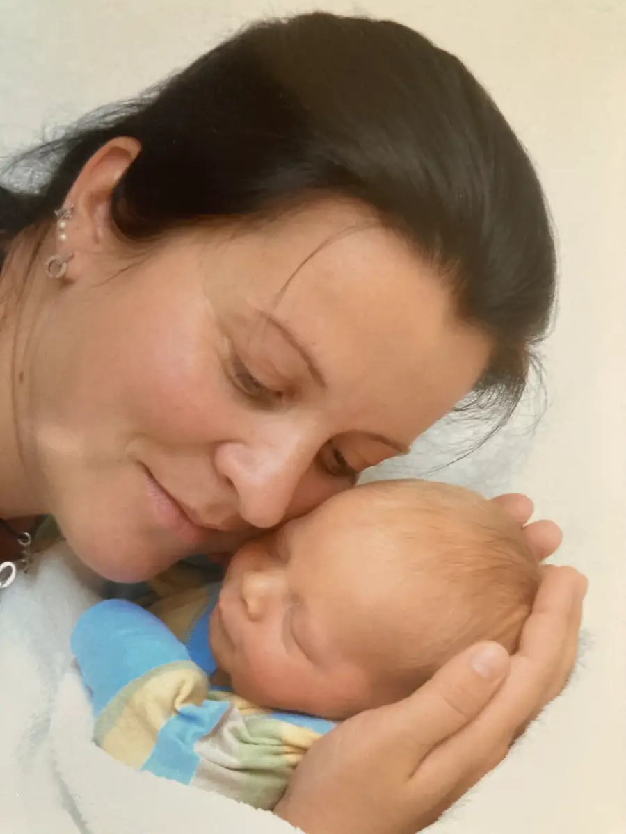 Sandra hält ein kleines Kind in den Händen