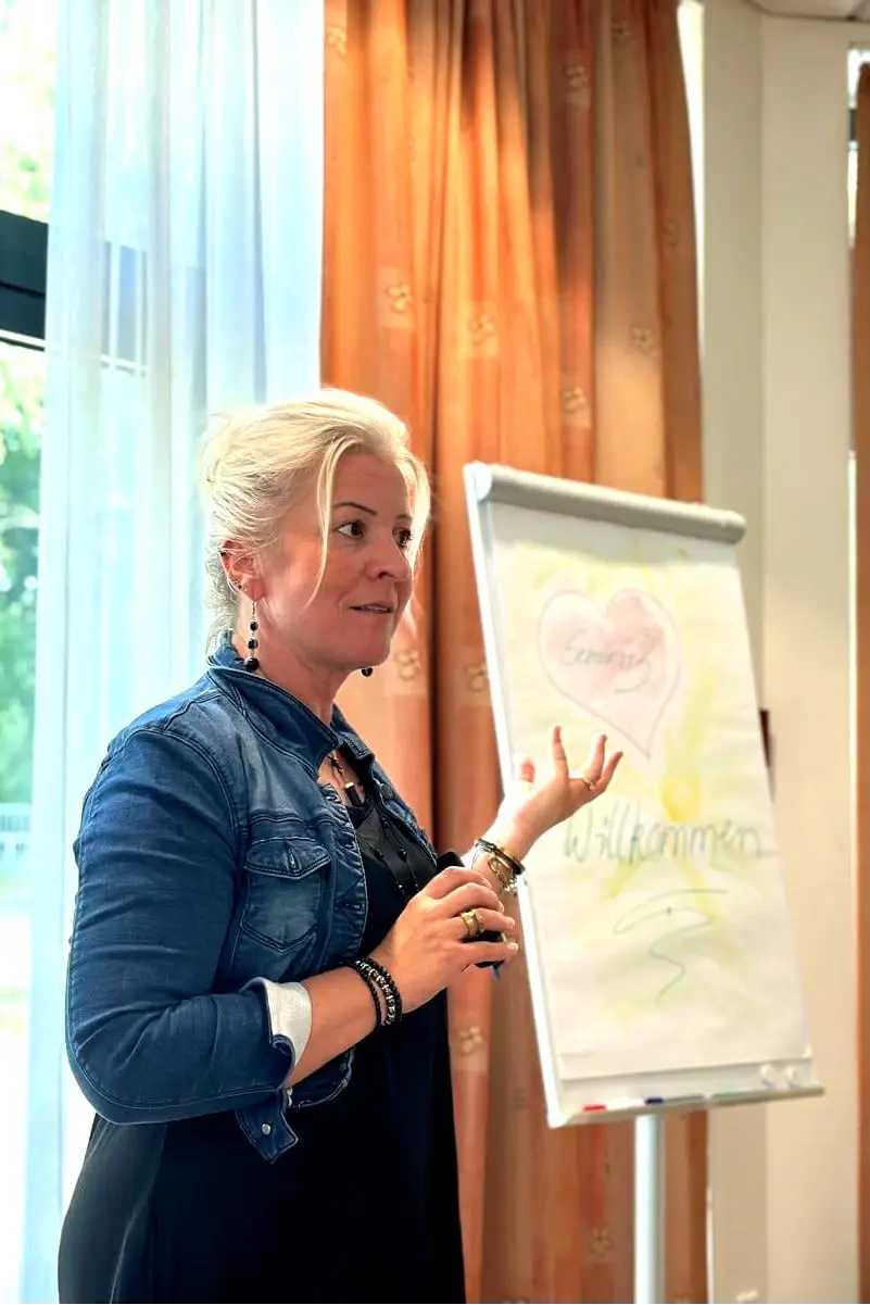 Sandra Crone ist Dozentin in einer Veranstaltung zur Neonatalbegleitung