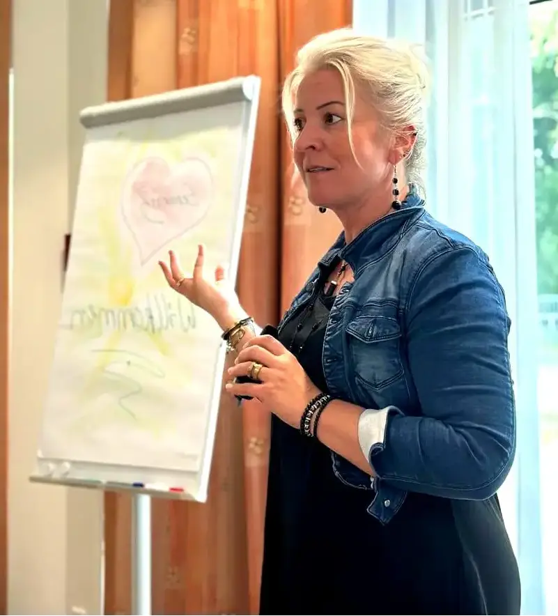 Sandra ist Dozentin in einer Veranstaltung zur Neonatalbegleitung