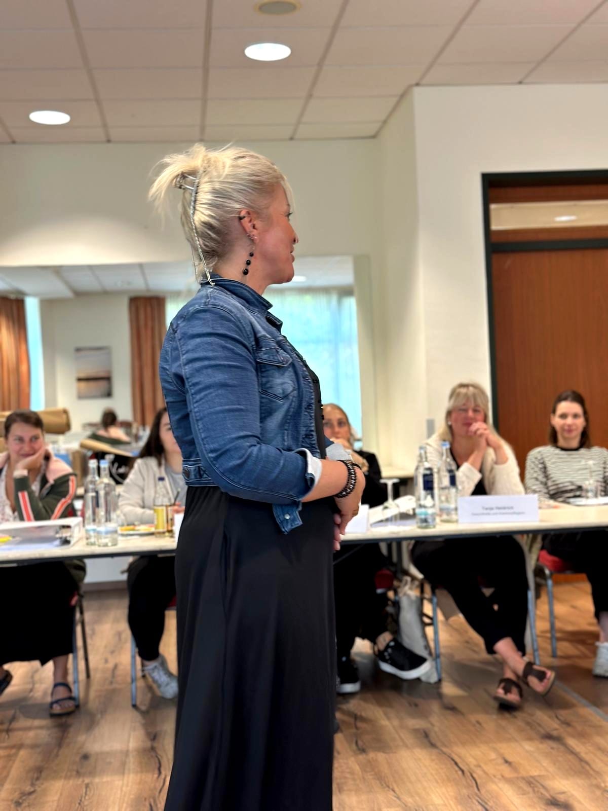 Sandra Crone in einer Veranstaltung für medizinisches Fachpersonal