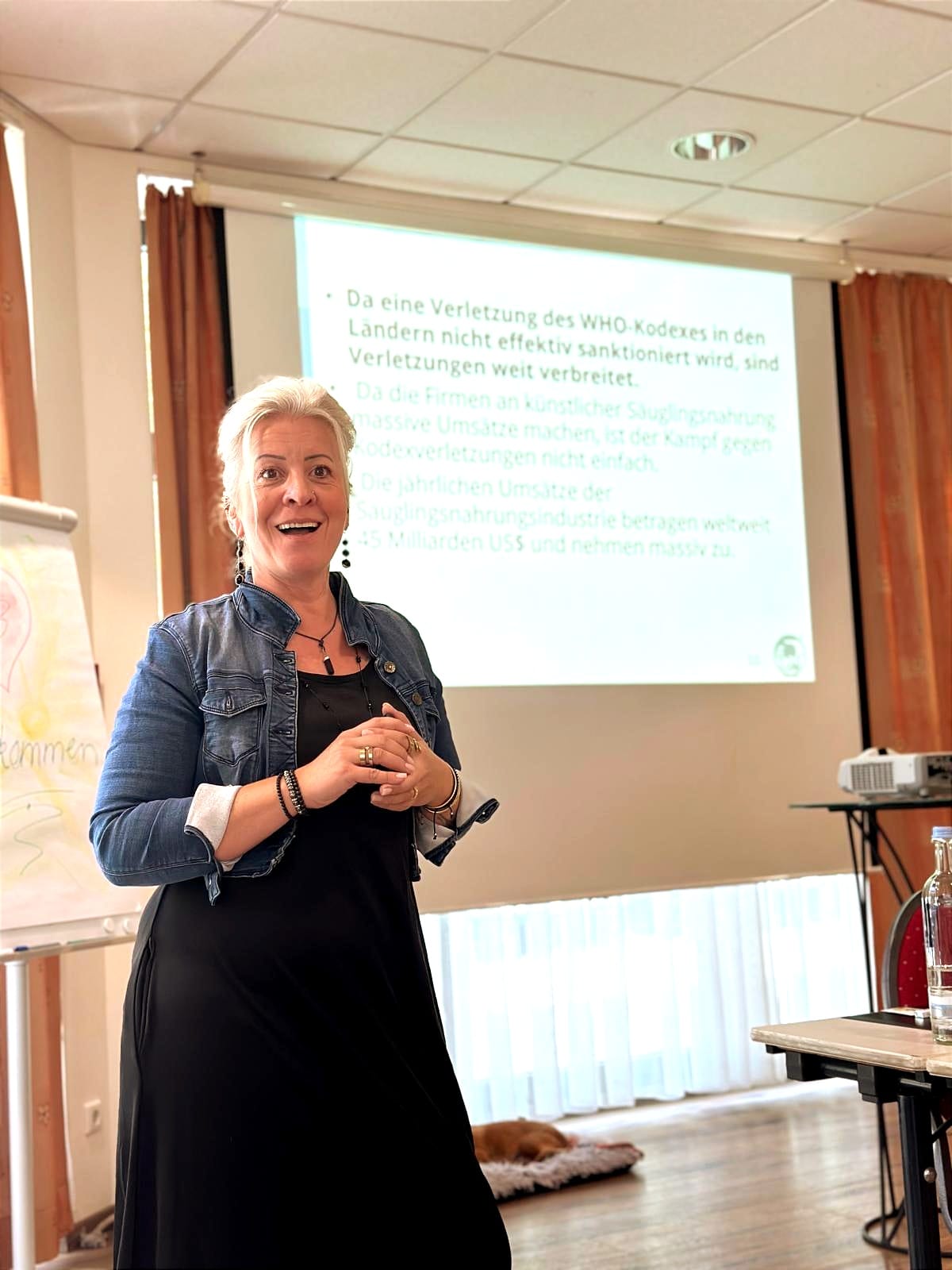 Sandra Crone in einer Veranstaltung für entwicklungsfördernde Neonatalbegleitung