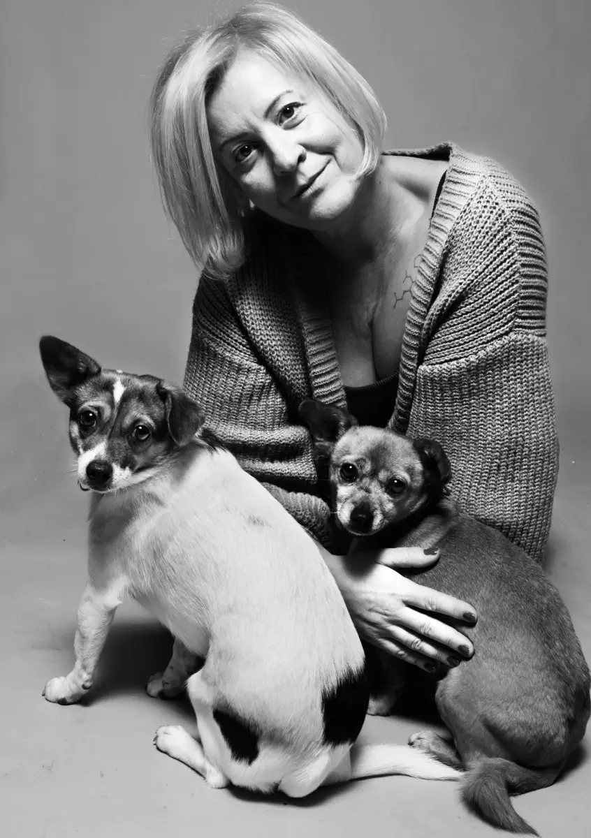Sandra Crone mit ihren beiden Hunden